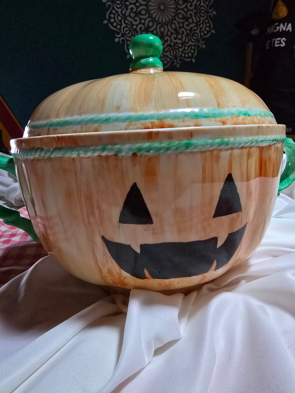 Zuppiera dipinta a zucca