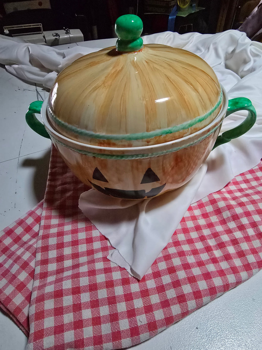 Zuppiera dipinta a zucca