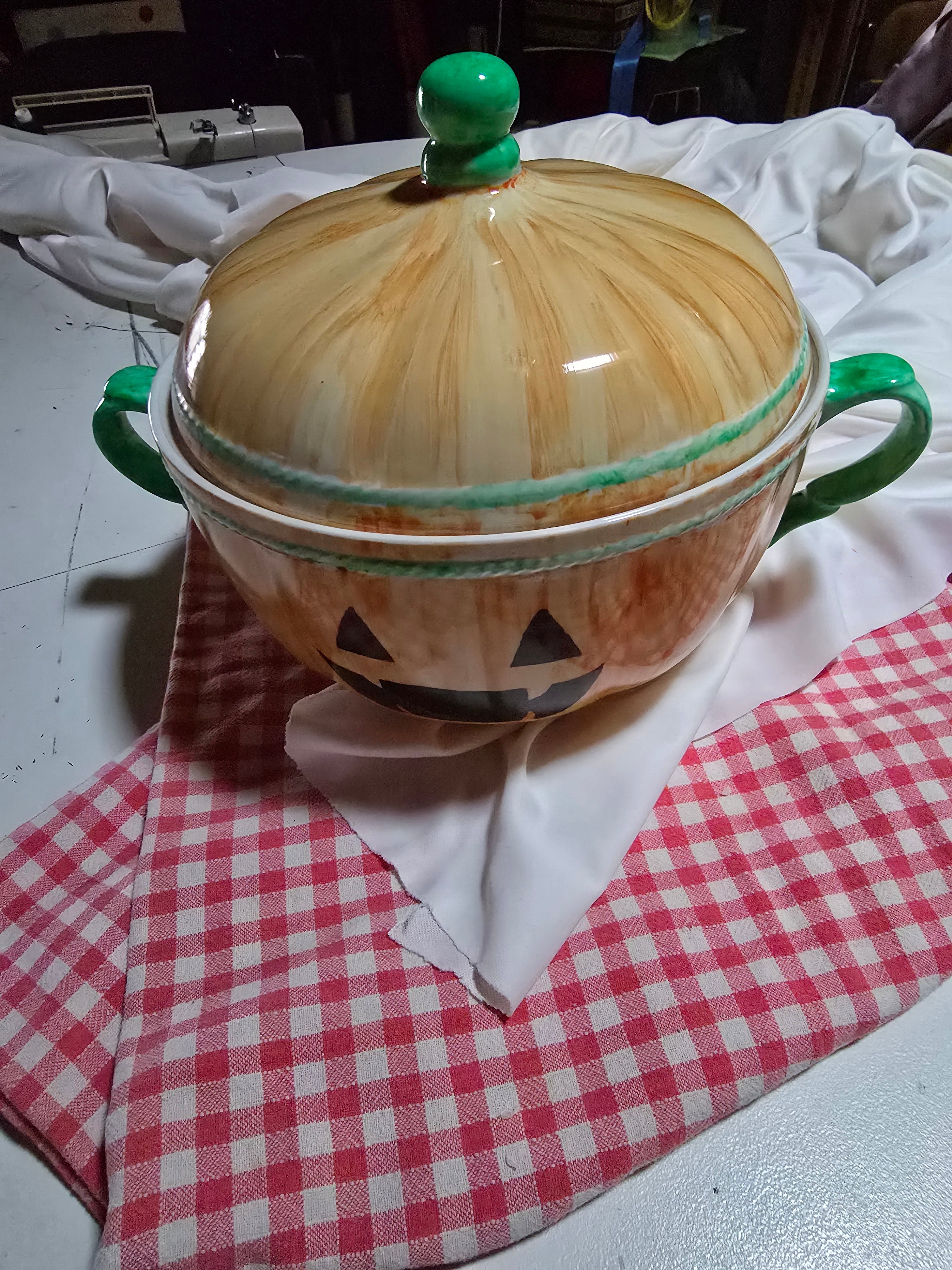 Zuppiera dipinta a zucca