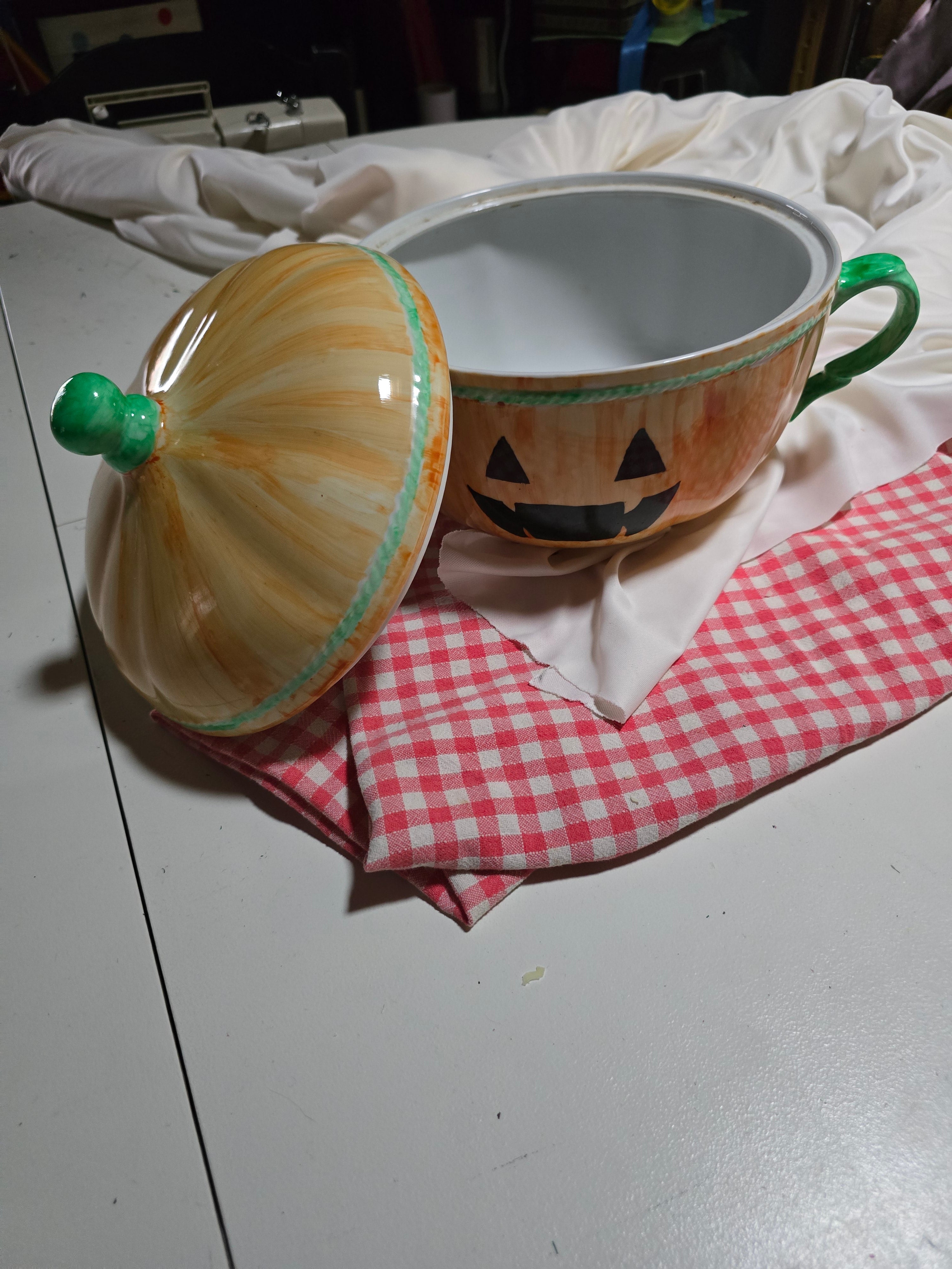 Zuppiera dipinta a zucca