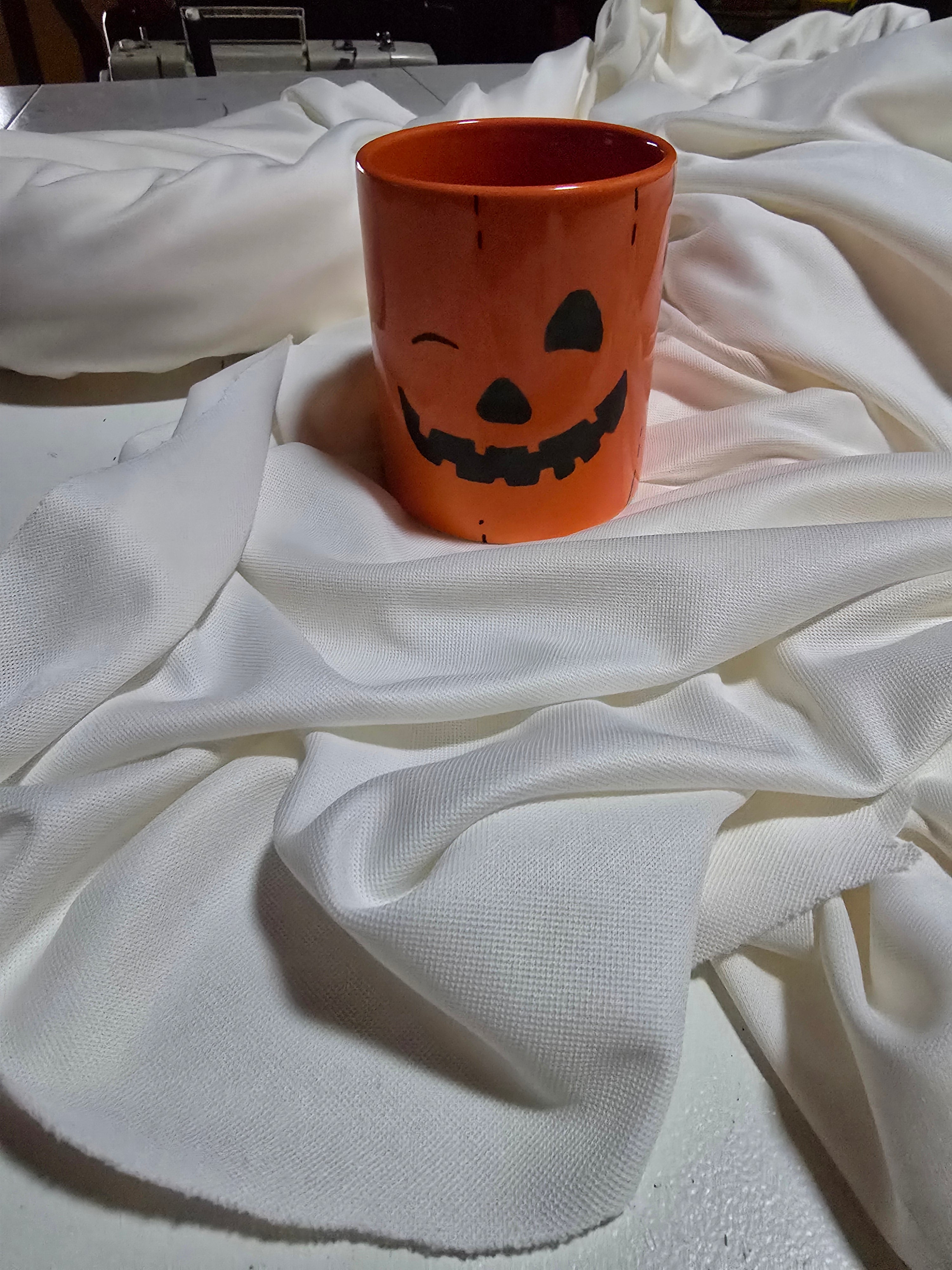 Tazza con zucca di Halloween che fa l'occhiolino