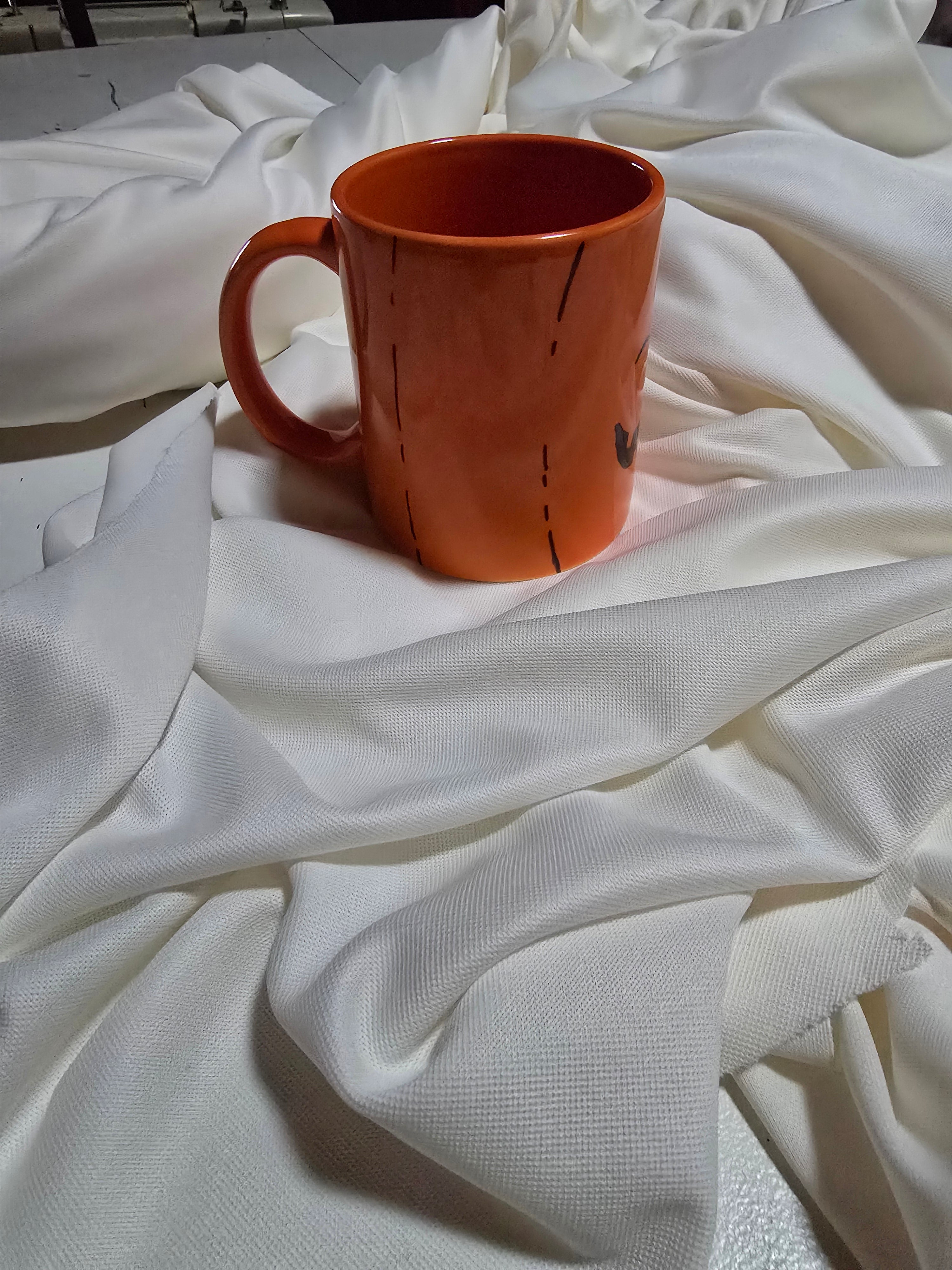 Tazza con zucca di Halloween che fa l'occhiolino