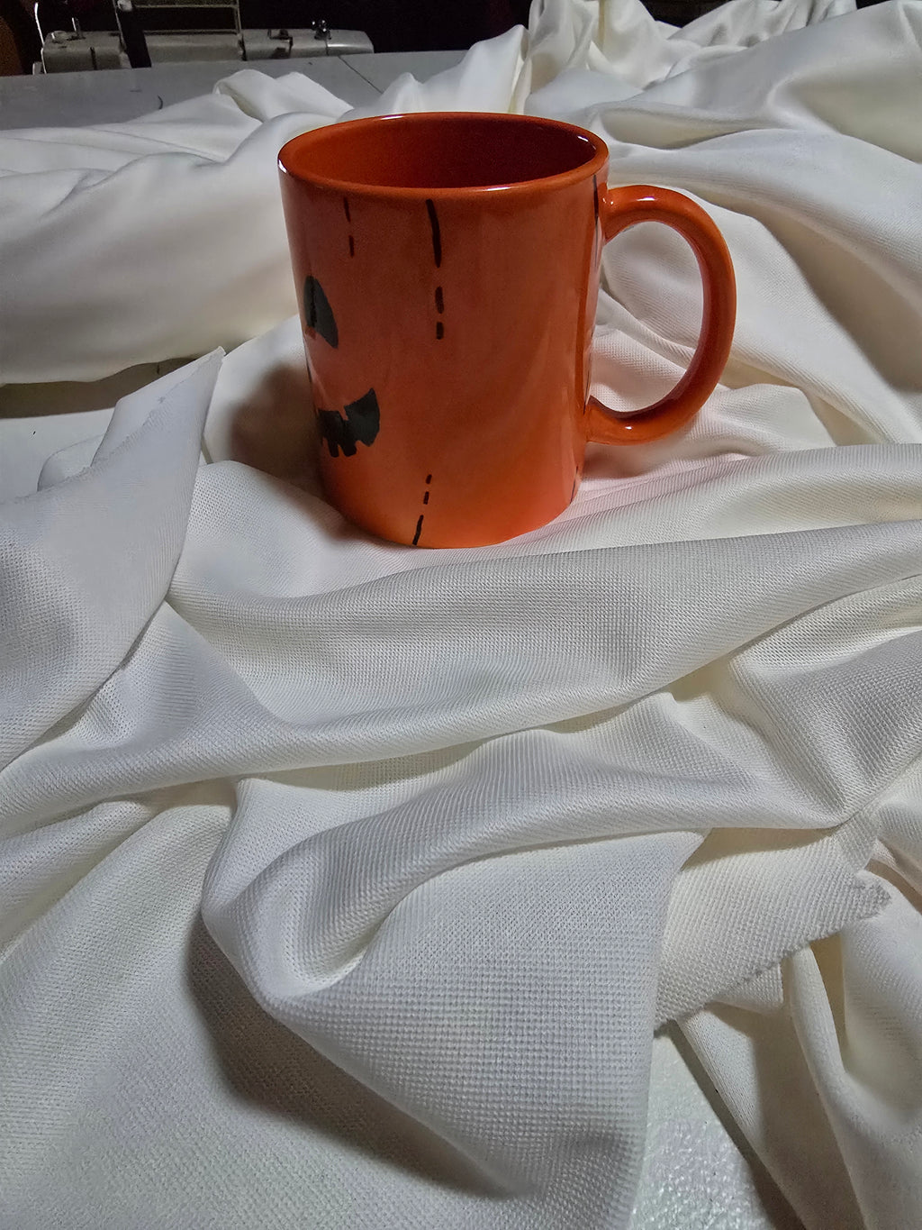 Tazza con zucca di Halloween che fa l'occhiolino