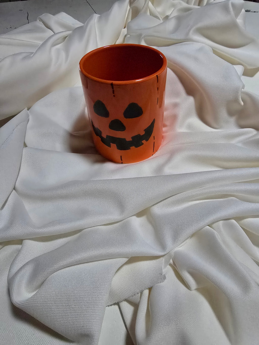 Tazza con zucca di Halloween sorridente