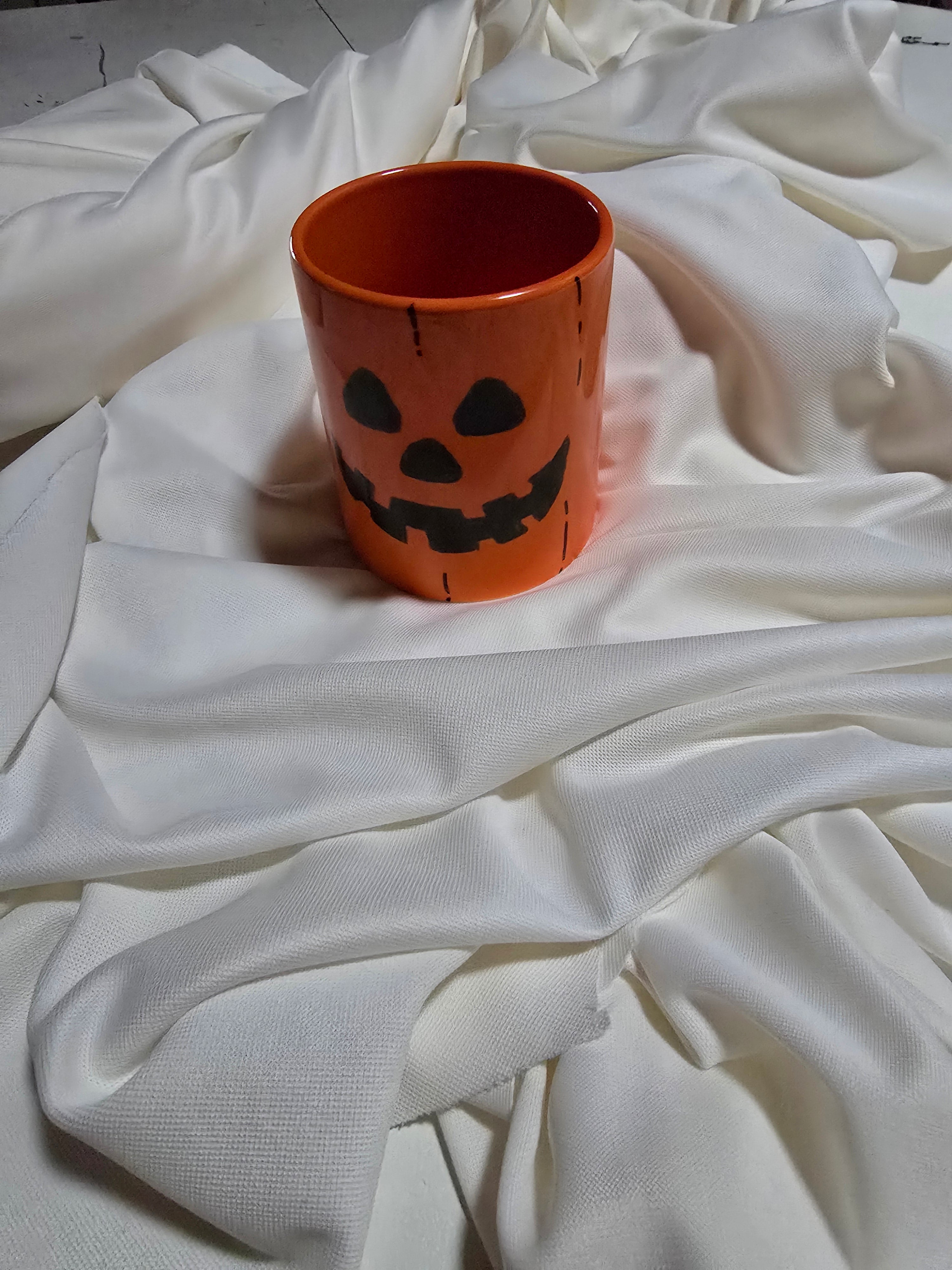 Tazza con zucca di Halloween sorridente