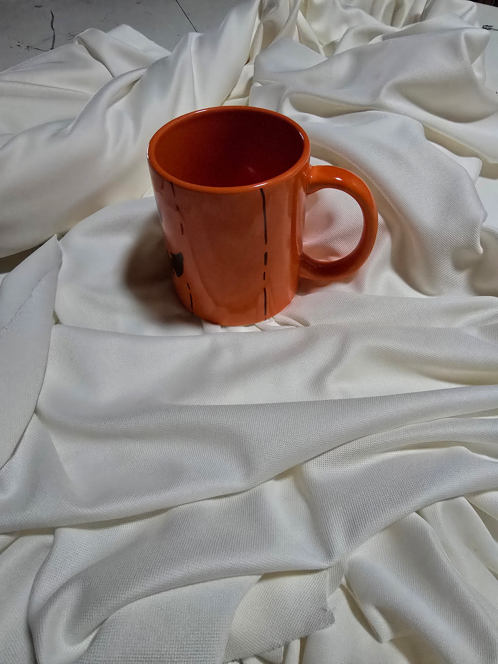 Tazza con zucca di Halloween sorridente