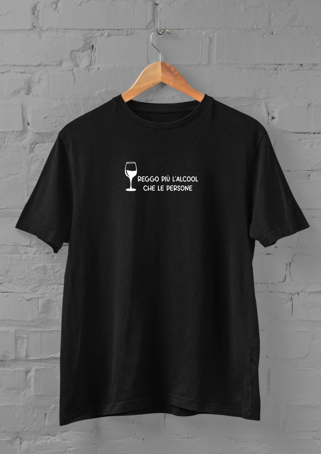 T-shirt "Reggo più l'alcool che le persone"